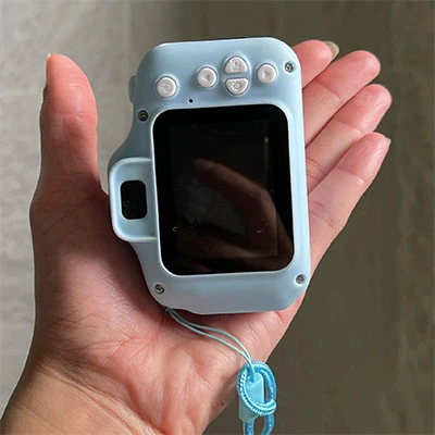 Hand holding Keilini camera product